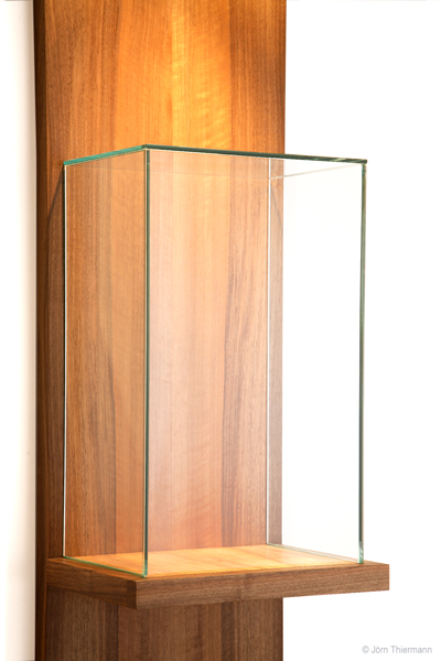 VITRINE - wandgebunden VITRINE - wandgebunden
